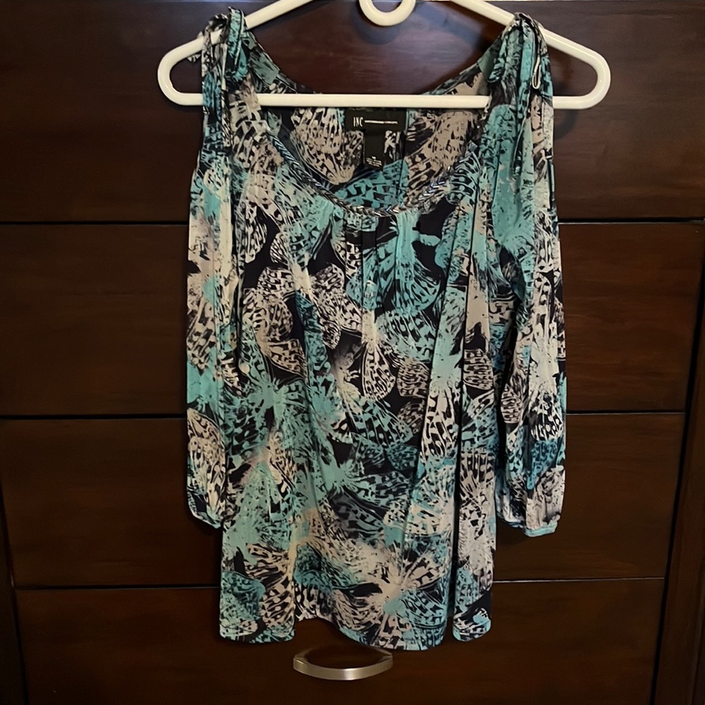 Cold shoulder top in the excellent condition